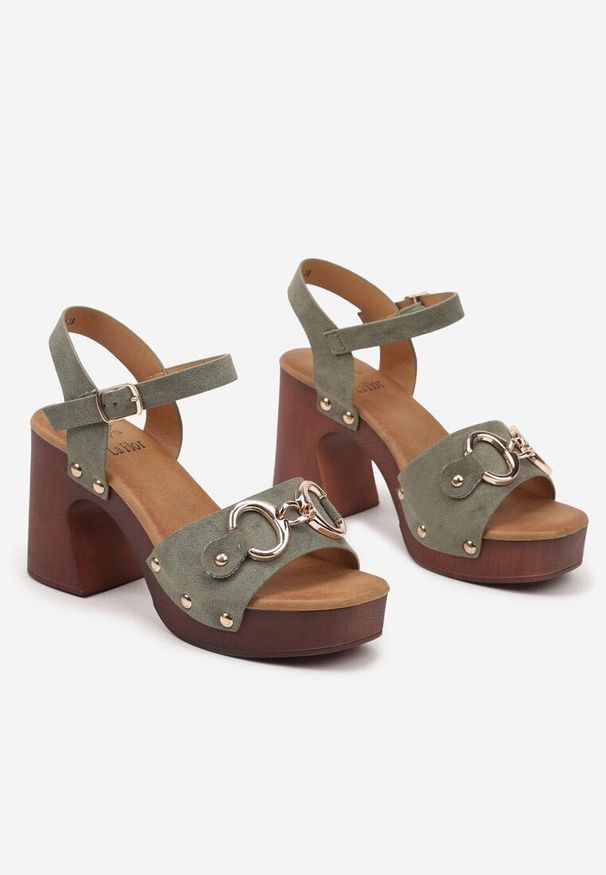 Renee - Zielone Sandały Inspirowane Drewniakami z Nitami i Metliczną Aplikacją na Słupku Maniora. Kolor: zielony. Materiał: jeans. Wzór: aplikacja. Obcas: na słupku