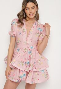 Born2be - Różowa Bawełniana Sukienka w Kwiaty o Rozkloszowanym Kroju z Falbankami Norittia. Okazja: na co dzień. Typ kołnierza: kołnierz z falbankami. Kolor: różowy. Materiał: bawełna. Długość rękawa: krótki rękaw. Wzór: kwiaty. Styl: casual, elegancki #1
