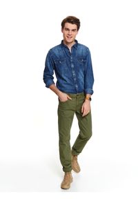 TOP SECRET - Koszula denim comfort fit. Okazja: do pracy, na co dzień. Typ kołnierza: kołnierzyk klasyczny. Kolor: niebieski. Materiał: denim. Długość rękawa: długi rękaw. Długość: długie. Sezon: wiosna. Styl: casual, klasyczny, sportowy #6