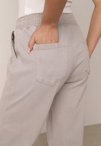 Born2be - Szare Bawełniane Jeansy Typu Mom Fit z Wysokim Stanem i Sznurkiem Viviarinia. Okazja: na co dzień. Stan: podwyższony. Kolor: szary. Styl: casual #8