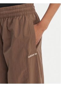 Adidas - adidas Spodnie dresowe Blocked Washed KD8790 Brązowy Loose Fit. Kolor: brązowy. Materiał: syntetyk #5