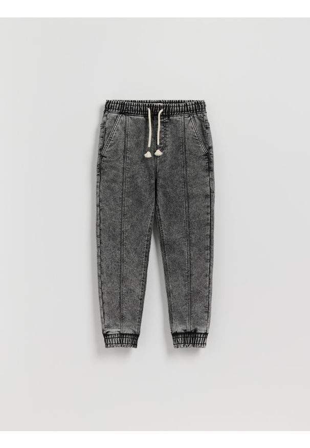 Reserved - Jeansy jogger - jasnoszary. Kolor: szary