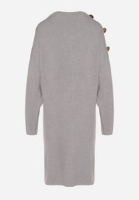 Born2be - Szara Sweterkowa Sukienka Pudełkowa Ozdobiona z Boku Guzikami Tustina. Okazja: na co dzień. Kolor: szary. Materiał: jeans. Wzór: aplikacja. Typ sukienki: proste. Styl: casual, elegancki #7