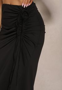 Renee - Czarna Spódnica z Wiskozą High Waist Marszczeniem i Wiązaniem Tesainea. Okazja: na co dzień. Stan: podwyższony. Kolor: czarny. Materiał: wiskoza. Styl: elegancki, casual