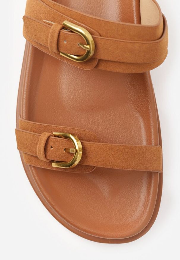 Renee - Brązowe Klapki Ozdobione Metalicznymi Klamrami Zelivra. Kolor: brązowy. Wzór: aplikacja. Sezon: lato. Styl: boho, elegancki