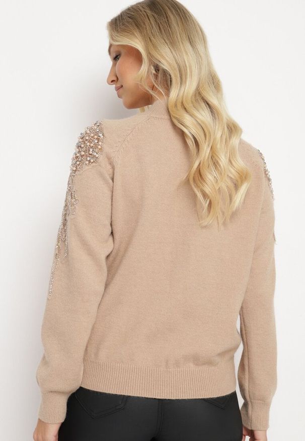 Born2be - Ciemnobeżowy Sweter z Cyrkoniami Perłami i Cekinami Nevalitha. Kolor: beżowy. Materiał: materiał. Sezon: zima