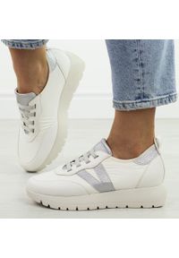 Białe skórzane sneakersy damskie Vinceza 58510. Okazja: na co dzień. Kolor: biały. Materiał: skóra. Sezon: wiosna, jesień, lato