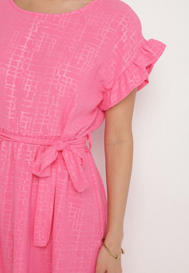 Born2be - Fuksjowa Sukienka Ozdobiona Falbankami i Paskiem Izulira. Typ kołnierza: kołnierz z falbankami. Kolor: różowy. Wzór: aplikacja. Styl: elegancki