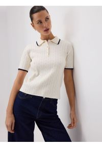 Reserved - Sweter polo z wiskozą - kremowy. Typ kołnierza: polo. Kolor: kremowy. Materiał: wiskoza #1