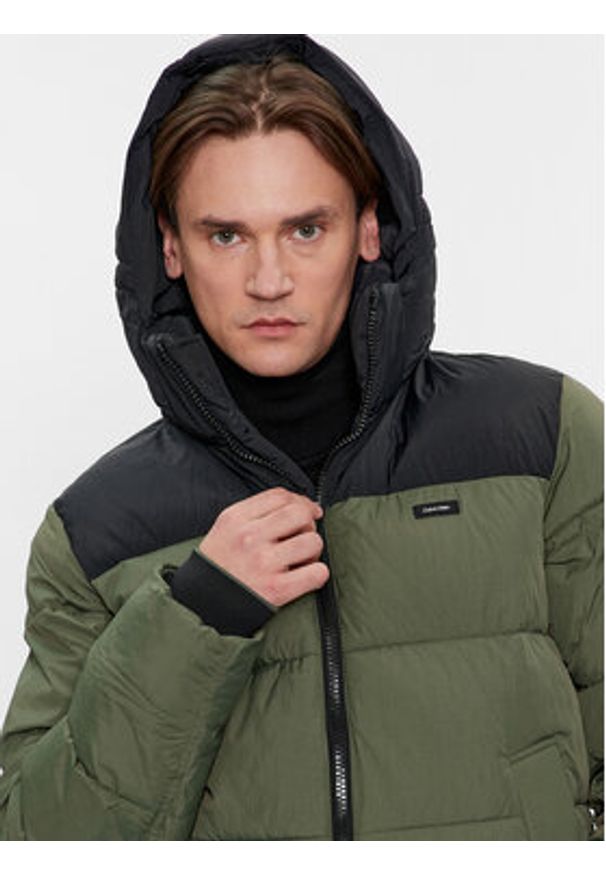 Calvin Klein Kurtka zimowa Crinkle K10K112227 Zielony Regular Fit. Kolor: zielony. Materiał: syntetyk. Sezon: zima