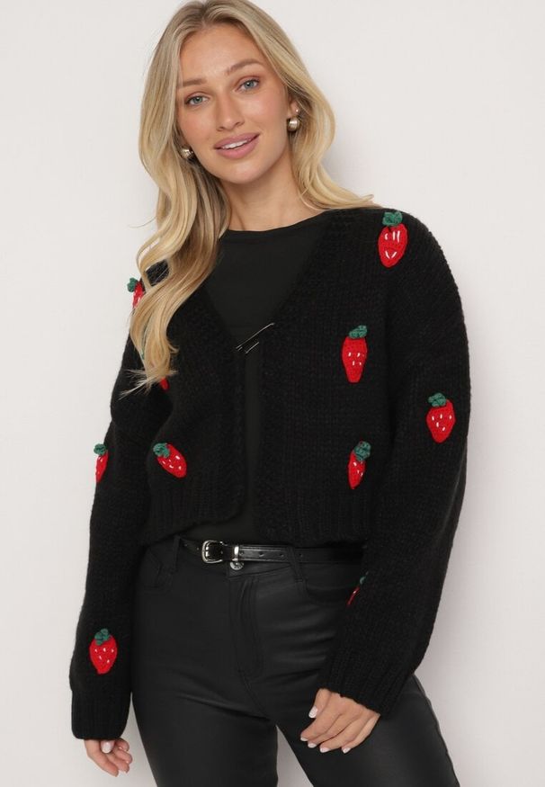 Born2be - Czarny Niezapinany Kardigan o Krótkim Kroju z Aplikacjami w Kształcie Truskawek Lorinelle. Okazja: na co dzień. Kolor: czarny. Materiał: jeans. Długość rękawa: długi rękaw. Długość: krótkie. Wzór: aplikacja. Sezon: lato. Styl: casual