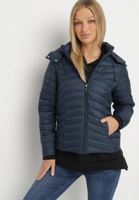 Born2be - Granatowa Pikowana Kurtka Przejściowa z Kapturem Suritta. Okazja: na co dzień. Typ kołnierza: kaptur. Kolor: niebieski. Materiał: jeans. Styl: klasyczny, sportowy, casual