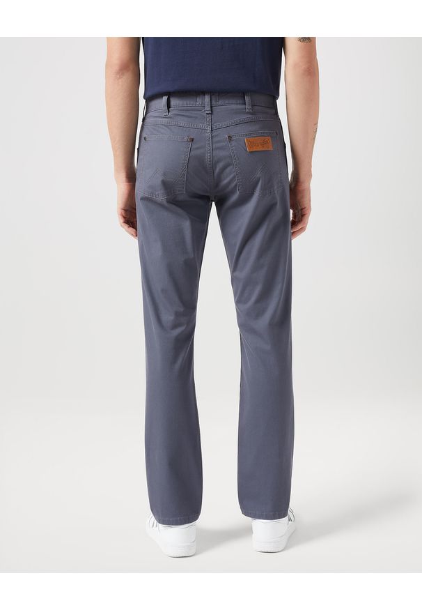 Wrangler - WRANGLER MĘSKIE SPODNIE MATERIAŁOWE GREENSBORO TURBULENCE 112350801. Materiał: materiał
