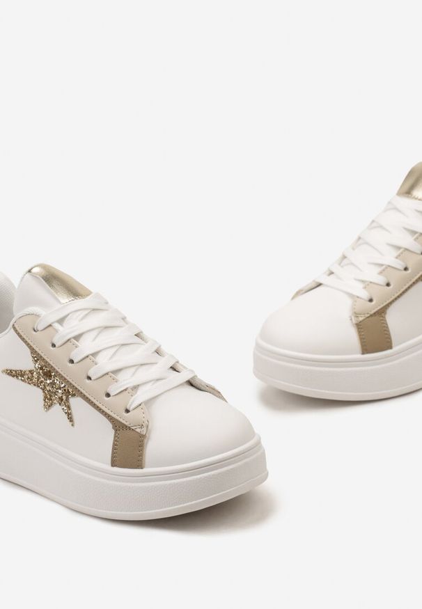 Renee - Biało-Beżowe Sneakersy na Platformie Ozdobione Gwiazdką z Brokatem Nislemia. Nosek buta: okrągły. Zapięcie: sznurówki. Kolor: biały. Materiał: materiał. Wzór: aplikacja. Obcas: na platformie. Wysokość obcasa: niski