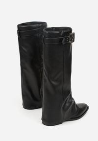 Born2be - Czarne Kozaki z Noskiem w Szpic i Cholewką Imitującą Nogawkę z Klamrą Tusemira. Okazja: na spotkanie biznesowe. Zapięcie: klamry. Kolor: czarny. Szerokość cholewki: normalna. Styl: klasyczny, biznesowy #4