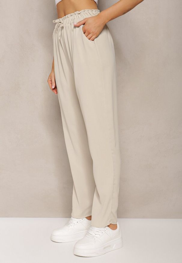 Renee - Jasnobeżowe Spodnie z Regularną Talią z Gumką i Sznurkiem w Pasie Cerinda. Okazja: na co dzień. Kolor: beżowy. Materiał: satyna, materiał. Styl: casual