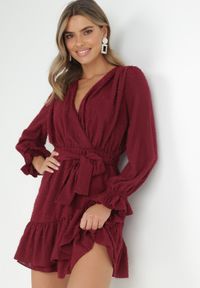 Born2be - Bordowa Sukienka Pronynome. Kolor: czerwony. Materiał: tkanina, guma. Wzór: aplikacja. Typ sukienki: kopertowe. Długość: mini #1