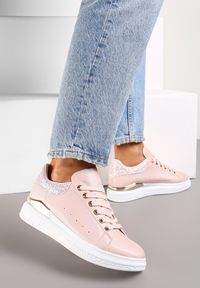 Renee - Różowe Sneakersy z Ekoskóry Ozdobione Brokatem i Metalicznym Detalem Isalieua. Kolor: różowy. Wzór: aplikacja