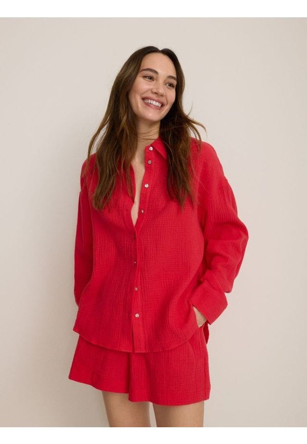 Reserved - Koszula oversize z bawełnianego muślinu - czerwony. Kolor: czerwony. Materiał: bawełna