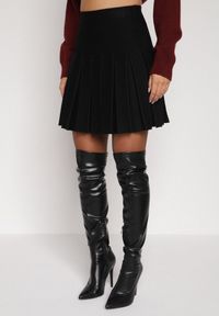 Born2be - Czarna Plisowana Spódnica z Wiskozą z Wysokim Stanem Nesadoe. Okazja: na co dzień, na spotkanie biznesowe. Stan: podwyższony. Kolor: czarny. Materiał: wiskoza. Styl: klasyczny, casual, biznesowy, elegancki #1