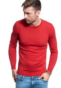 Wrangler - MĘSKI SWETER WRANGLER CREW KNIT RED W85674Q47. Okazja: na co dzień. Kolor: czerwony. Materiał: bawełna, jeans, poliester, sztruks, wełna. Długość: długie. Wzór: gładki, jednolity. Styl: klasyczny, casual #2