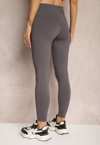 Renee - Ciemnoszare Sportowe Legginsy High Waist z Małym Ozdobnym Znaczkiem Lerilane. Stan: podwyższony. Kolor: szary. Styl: sportowy #5