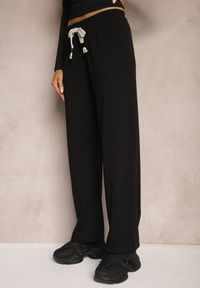 Renee - Czarne Prążkowane Spodnie Szerokie High Waist z Troczkiem w Pasie Saivine. Okazja: na co dzień, na spotkanie biznesowe. Stan: podwyższony. Kolor: czarny. Materiał: prążkowany. Długość: długie. Styl: biznesowy, casual #4