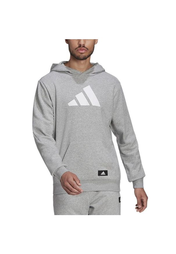 Adidas - Bluza adidas Future Icons Hoodie HA1412 - szara. Okazja: na co dzień. Typ kołnierza: kaptur. Kolor: szary. Materiał: bawełna, poliester, materiał. Wzór: aplikacja. Styl: sportowy, casual, klasyczny