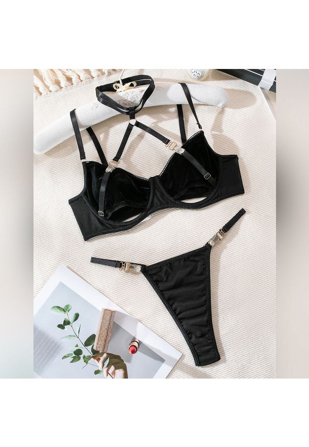 Intica - Komplet bielizny z chokerem na romantyczny wieczór Anahi. Kolor: czarny. Materiał: materiał