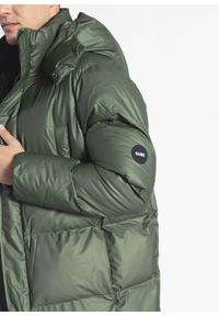 Rains - Kurtka zimowa unisex zielona RAINS BOXY PUFFER PARKA. Okazja: na co dzień. Typ kołnierza: kołnierzyk stójkowy. Kolor: zielony. Materiał: polar, tkanina, puch, nylon, poliester. Sezon: zima. Styl: casual #4