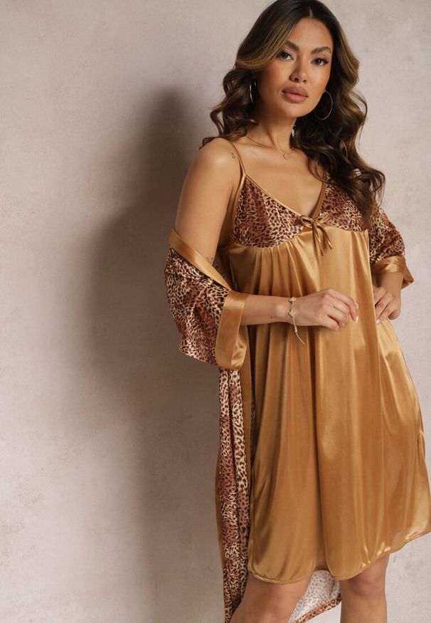 Renee - Brązowy Komplet Piżamowy ze Szlafrokiem i Elegancką Koszulą Nocną w Drobne Cętki Seraphim. Kolor: brązowy. Materiał: tkanina