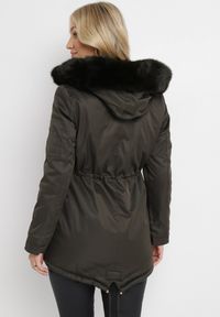 Born2be - Ciemnozielona Kurtka Parka ze Ściągaczem i Kapturem z Futerkiem Kathateia. Okazja: na co dzień. Kolor: zielony. Materiał: futro. Długość rękawa: długi rękaw. Długość: długie. Styl: klasyczny, casual, elegancki #3