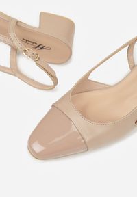 Born2be - Ciemnobeżowe Eleganckie Sandały na Klockowym Obcasie z Lakierowanym Noskiem Brizthine. Okazja: na co dzień, do pracy, na spotkanie biznesowe. Zapięcie: pasek. Kolor: beżowy. Materiał: lakier. Obcas: na obcasie. Styl: elegancki. Wysokość obcasa: średni #9