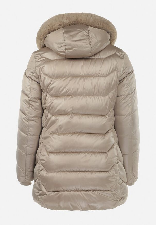 Born2be - Beżowa Kurtka z Kapturem i Sztucznym Futerkiem Zapinana na Suwak Caitin. Okazja: na co dzień. Typ kołnierza: kaptur. Kolekcja: plus size. Kolor: beżowy. Materiał: futro. Styl: klasyczny, casual