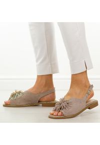 POTOCKI - Khaki płaskie sandały damskie Potocki 43349. Okazja: na spacer, na co dzień. Kolor: brązowy. Materiał: zamsz. Wzór: aplikacja. Sezon: wiosna, lato. Obcas: na obcasie. Styl: casual, elegancki, klasyczny. Wysokość obcasa: niski #1