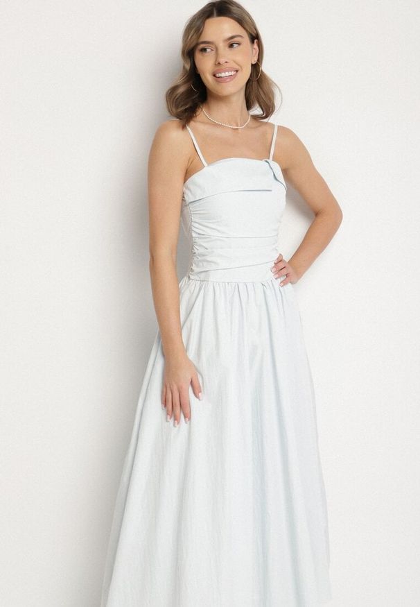 Born2be - Jasnoniebieska Wiskozowa Sukienka z Bawełną z Zakładką Atenavia. Okazja: na co dzień. Kolor: niebieski. Materiał: bawełna, wiskoza. Długość rękawa: na ramiączkach. Typ sukienki: proste. Styl: klasyczny, casual, elegancki