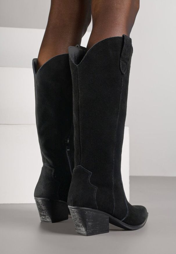 Renee - Czarne Kozaki Typu Kowbojki na Stożku z Naturalnego Zamszu Adeora. Okazja: na co dzień. Zapięcie: sprzączka. Kolor: czarny. Materiał: zamsz. Obcas: na stożku. Styl: casual, elegancki