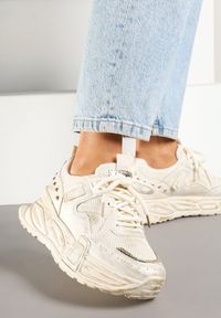 Renee - Beżowe Sneakersy na Platformie z Ozdobnym Tłoczeniem Lurine. Okazja: na co dzień. Zapięcie: sznurówki. Kolor: beżowy. Materiał: jeans. Obcas: na platformie #6