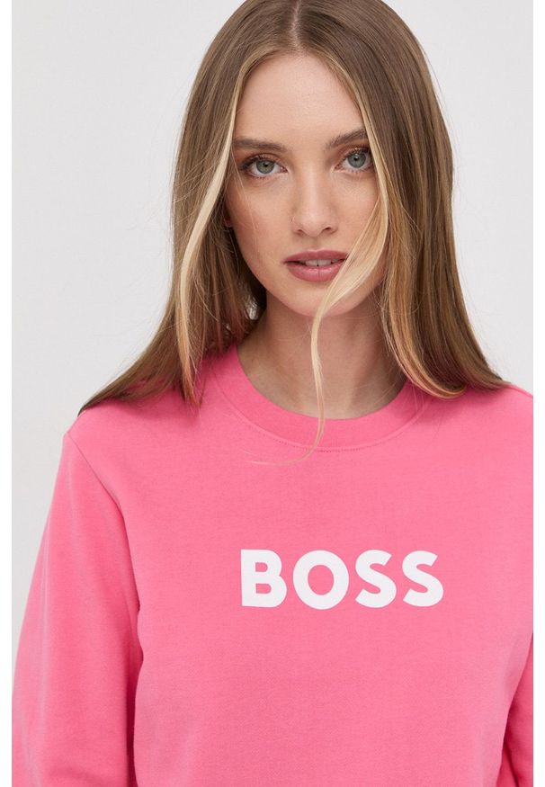 BOSS bluza bawełniana damska kolor różowy z nadrukiem. Kolor: różowy. Materiał: bawełna. Długość rękawa: długi rękaw. Długość: długie. Wzór: nadruk