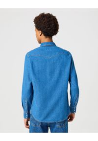 Wrangler - MĘSKA KOSZULA JEANSOWA WESTERN SHIRT MID STONE 112357215 W5B4014179. Materiał: jeans