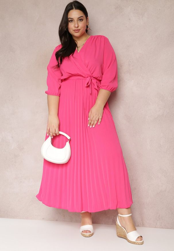 Renee - Różowa Kopertowa Sukienka z Gumką i Paskiem w Talii Zdobiona Plisowaniem Kaylina. Kolekcja: plus size. Kolor: różowy. Wzór: aplikacja. Typ sukienki: kopertowe