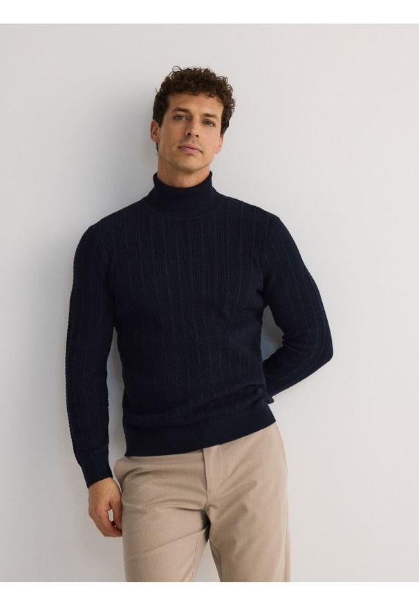 Reserved - Bawełniany golf - granatowy. Typ kołnierza: golf. Kolor: niebieski. Materiał: bawełna