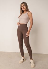 Born2be - Brązowe Legginsy z Modelującym Pasem w Talii Bescond. Okazja: na co dzień. Kolor: brązowy. Długość: długie. Wzór: gładki. Styl: casual, sportowy #1