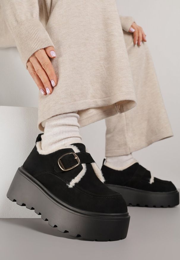 Renee - Czarne Śniegowce na Platformie z Paskiem ze Sprzączką i Futrem Unweda. Nosek buta: okrągły. Zapięcie: pasek. Kolor: czarny. Wzór: aplikacja, gładki. Materiał: futro. Sezon: zima. Obcas: na platformie. Styl: elegancki. Wysokość obcasa: średni