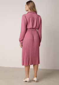 Born2be - Fuksjowa Sukienka Plisowana o Koszulowym Kroju z Paskiem z Klamrą Efronta. Okazja: na co dzień. Typ kołnierza: kołnierzyk klasyczny. Kolor: różowy. Materiał: jeans. Długość rękawa: długi rękaw. Wzór: aplikacja. Typ sukienki: koszulowe. Styl: casual, elegancki, klasyczny #6