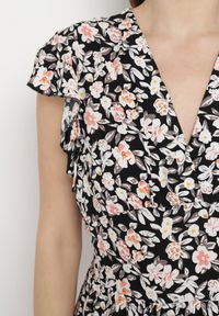 Born2be - Czarno-Beżowa Sukienka z Wiskozy w Kwiatowy Wzór z Kopertowym Dekoltem Avafia. Kolor: czarny. Materiał: wiskoza. Wzór: kwiaty. Sezon: lato. Typ sukienki: kopertowe #7