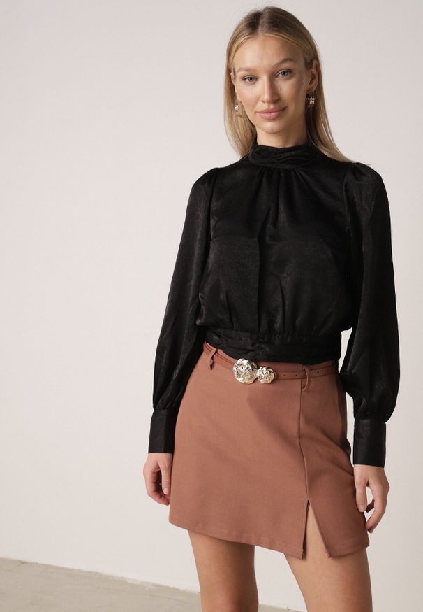 Born2be - Brązowe Spódnico-Szorty z Wysokim Stanem Paskiem i Metaliczną Ozdobą Narnllea. Okazja: na co dzień. Stan: podwyższony. Kolor: brązowy. Materiał: jeans. Wzór: aplikacja. Styl: casual, elegancki, klasyczny