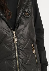 Born2be - Czarna Pikowana Kamizelka z Kapturem i Ozdobną Naszywką Liselilia. Okazja: na co dzień. Typ kołnierza: kaptur. Kolor: czarny. Materiał: jeans. Wzór: aplikacja. Styl: elegancki, casual, sportowy #2