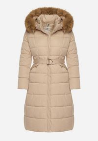 Born2be - Beżowa Długa Kurtka Pikowana z Kapturem z Futerkiem i Paskiem w Talii Avesiia. Okazja: do pracy, na spotkanie biznesowe. Typ kołnierza: kaptur. Kolor: beżowy. Materiał: futro. Długość: długie. Styl: biznesowy #4
