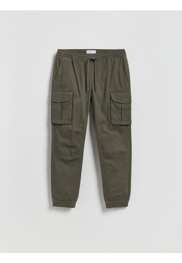Reserved - Spodnie jogger cargo - ciemnozielony. Kolor: zielony. Materiał: bawełna, tkanina